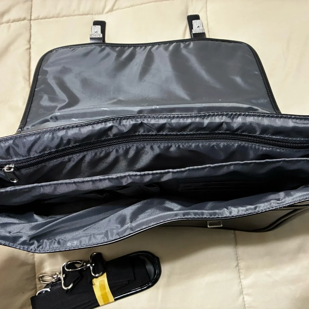 Alpine Swiss Messenger Black Leather Laptop/Brief Case Bag With Buckle Closure - Picture 5 of 10